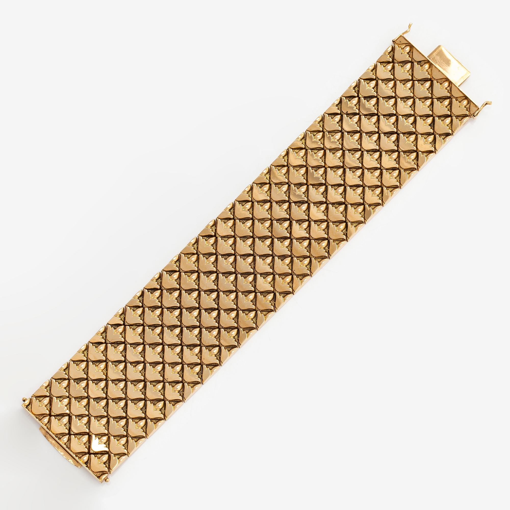 An 18K gold cuff bracelet, Italy.