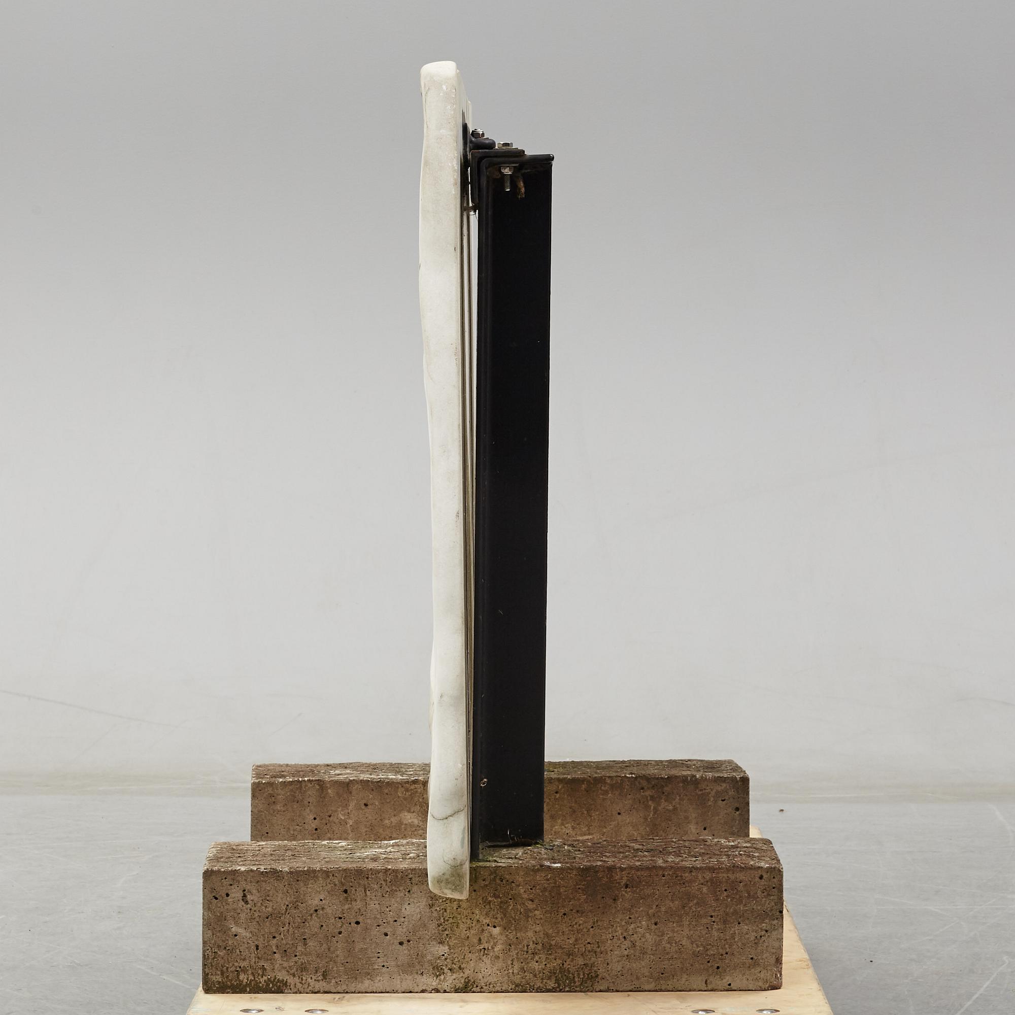 Marc Rizell, marmorskulptur på järnstativ, signerad.