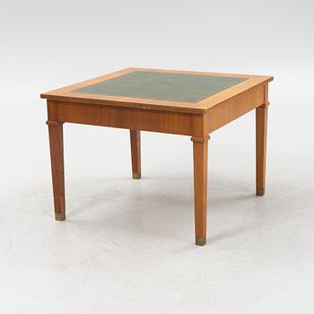 A oak table, 20th century.