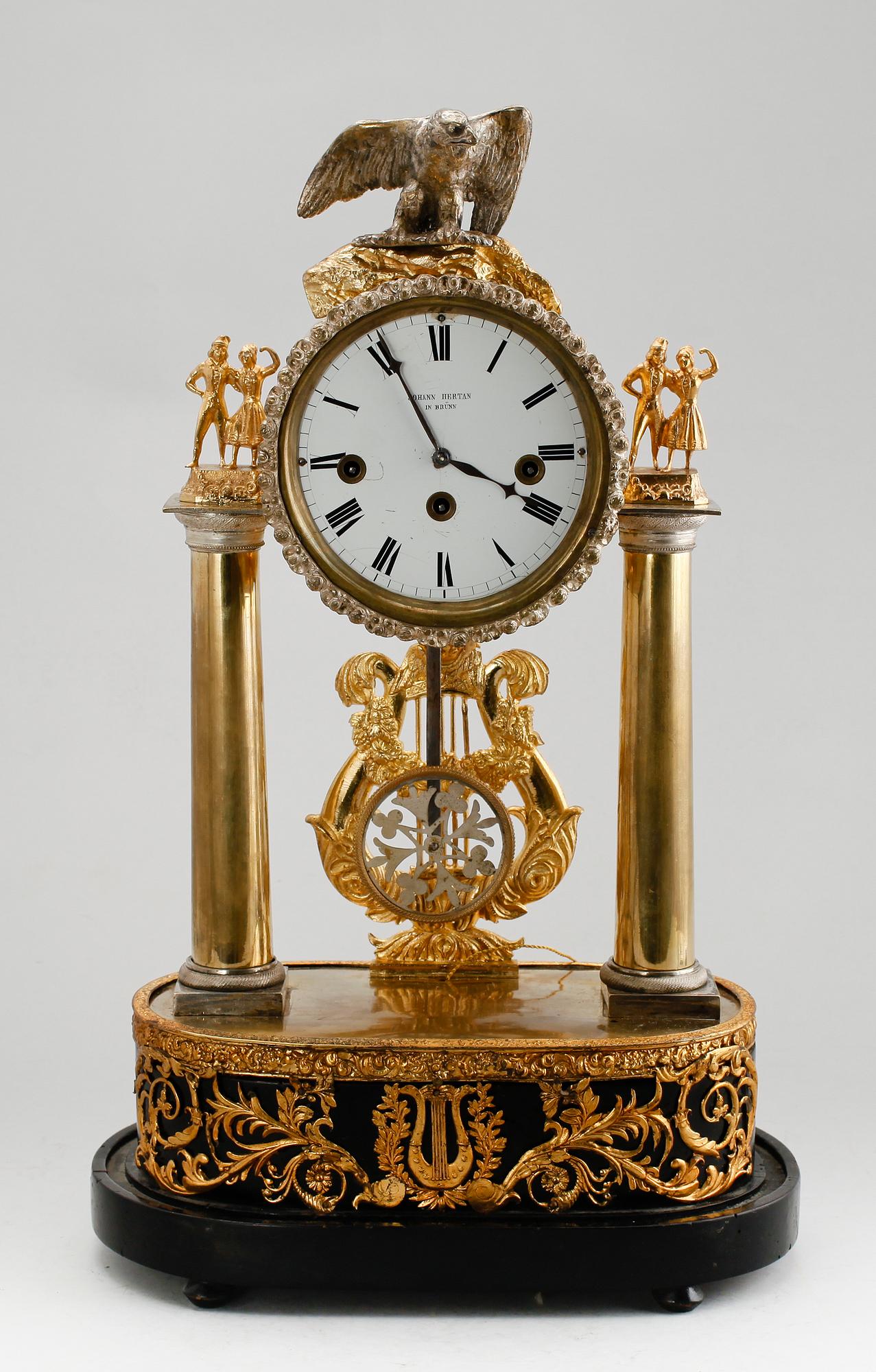 BORDSPENDYL, förgylld brons, med speldosa, 1800-tal.