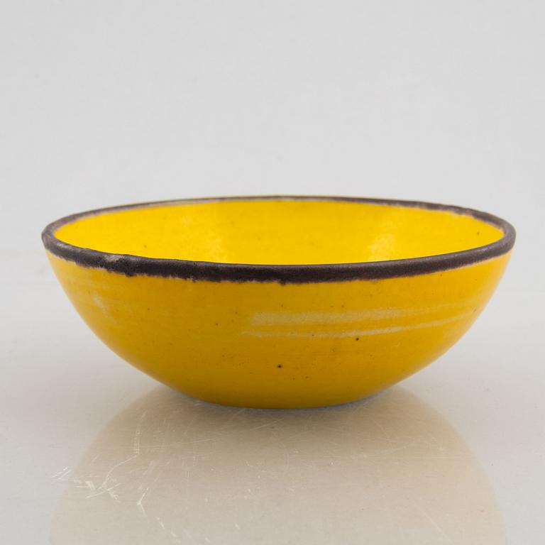 A ceramic bowl and a box with cover, Gambone, Italy, mid 20th Century.