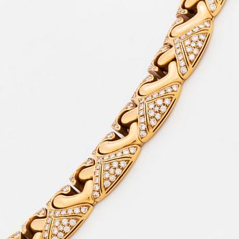 An 18K gold Bulgari necklace set with round brilliant-cut diamonds.