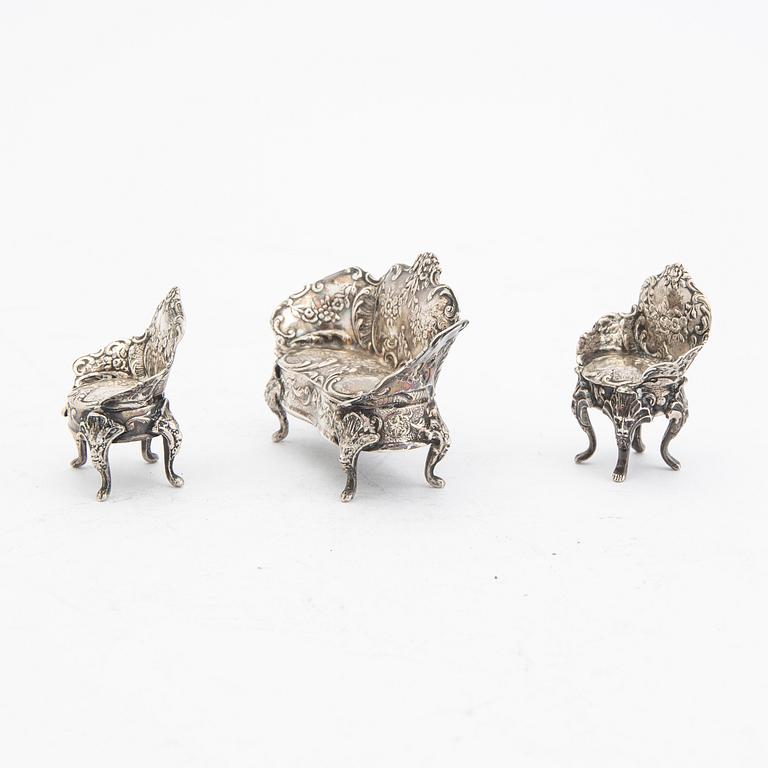 An early 20th century set of eight miniature furnitures in silver, weight 158 grams.