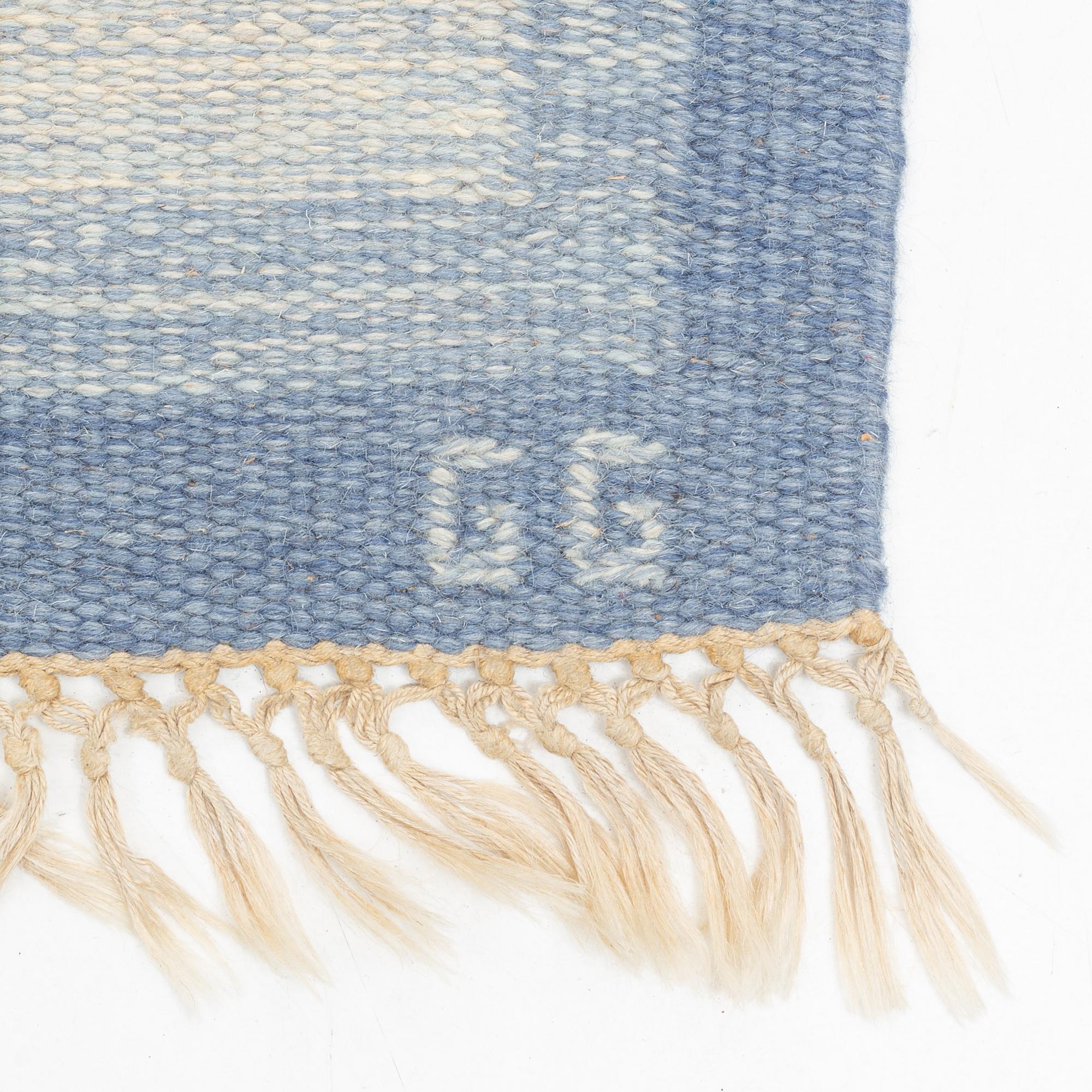 A flat weave carpet, signed GG, ca 236 x 161 cm.