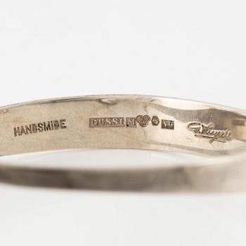 Gert Thysell, Gussi, armring silver med syntetisk vit spinell.