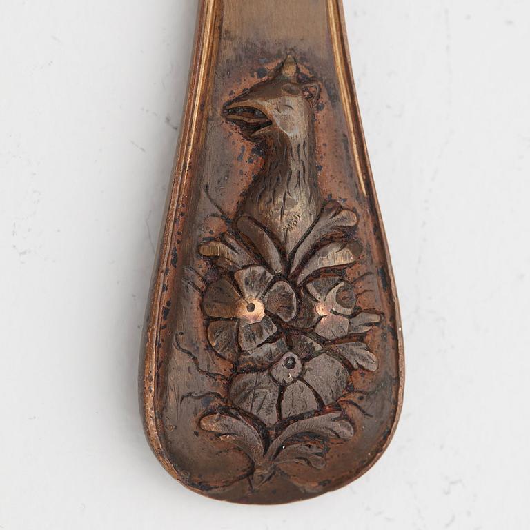 BESTICK, två stycken, omkring år 1800.