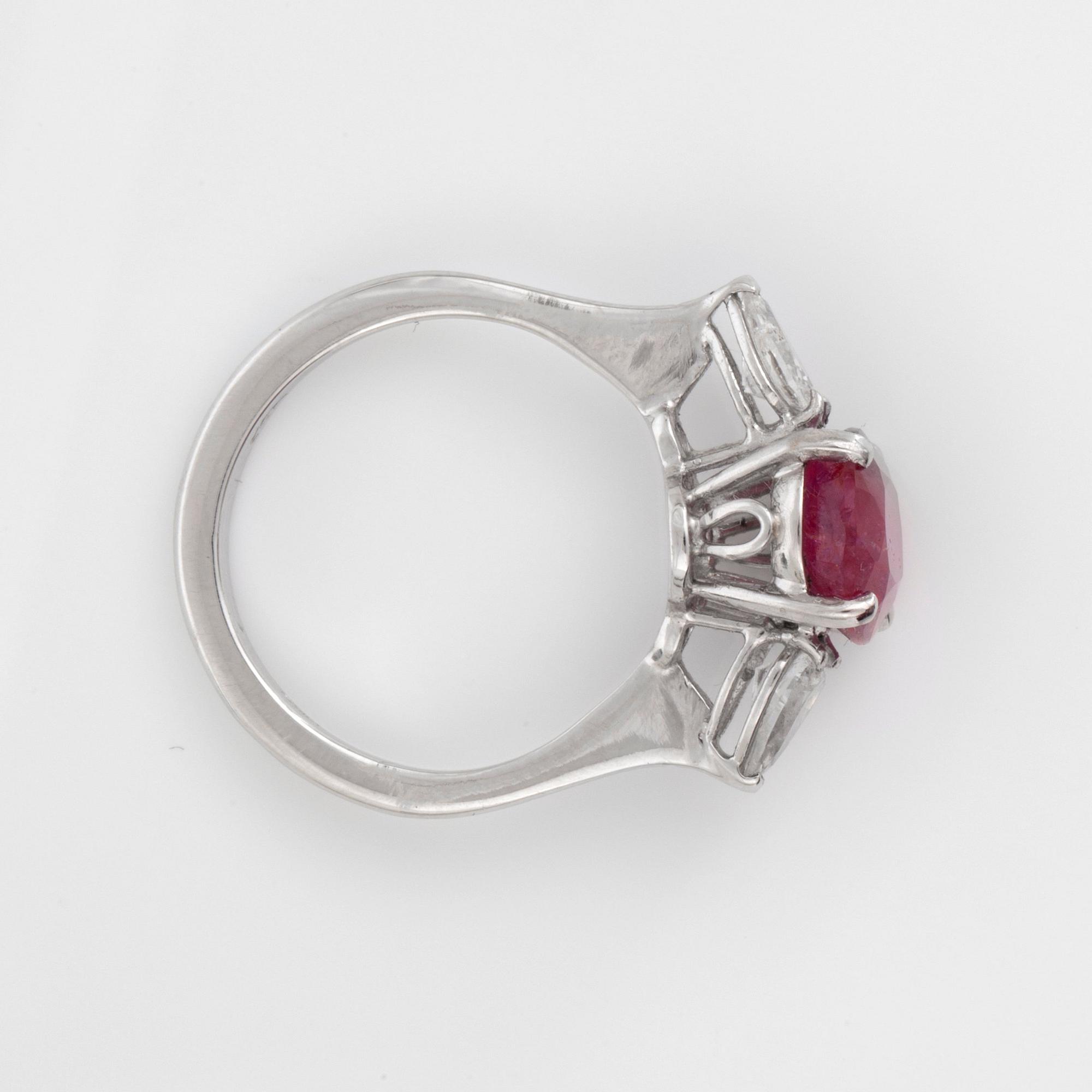 RING med obehandlad rubin 4.11 ct och droppslipade diamanter totalt ca 0.50 ct.