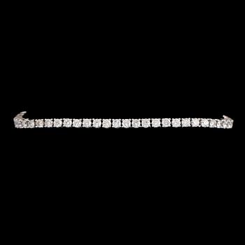 ARMBAND, 18 k vitguld, Rivière, 56 briljantslipade diamanter totalt 5.27 ct.