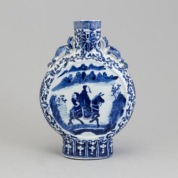 A blue and white porcelain moon flask, Qing dynasty, late 19th century.