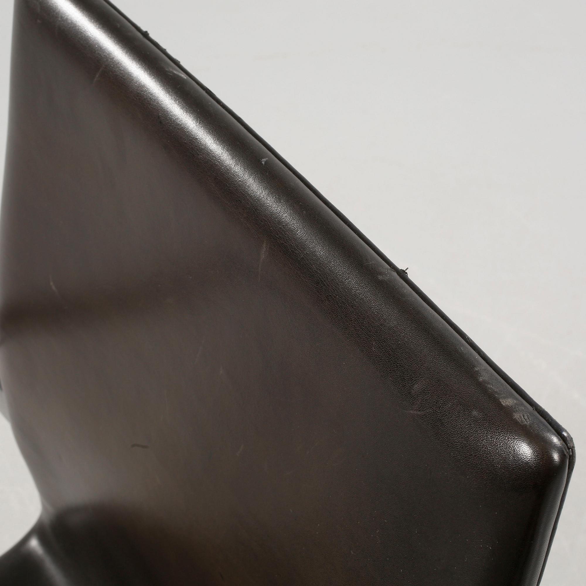 A desk chair, model Oxford, designed by Arne Jacobsen for Fritz Hansen, 2005.