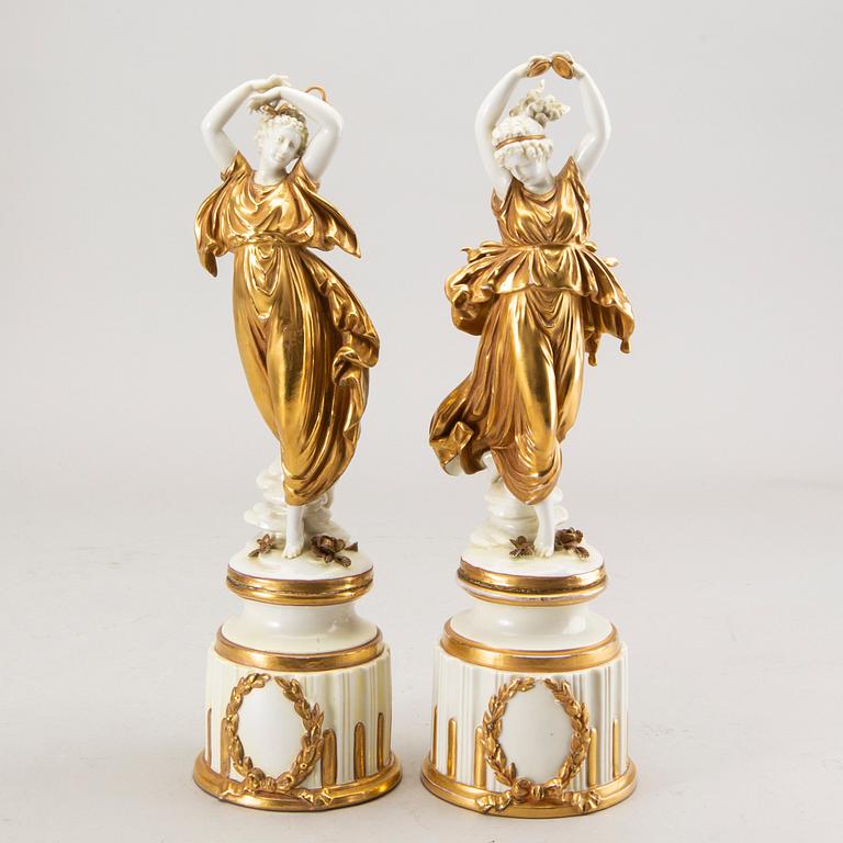 A set of two porcelain figurines beginning of 20th century.