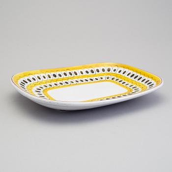 STIG LINDBERG, a faience dish, Gustavsberg 1950s.