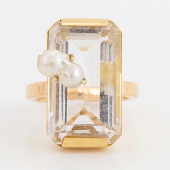 Engelbert 18K gold, rock crystal and pearl cocktail ring.