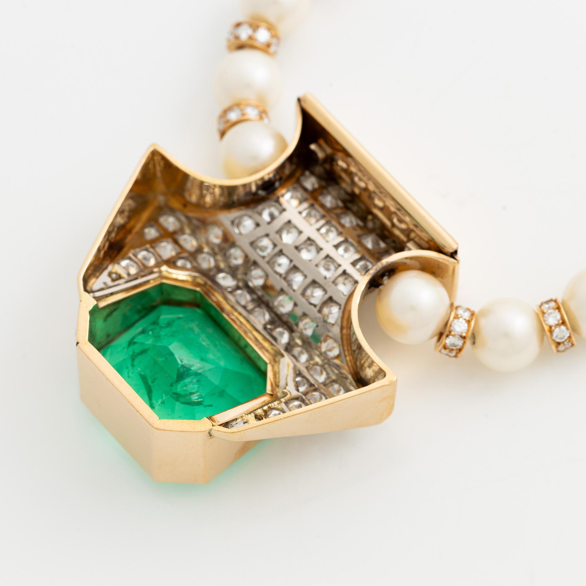 Kristian Nilsson, collier odlade pärlor och 18K guld med fasettslipad smaragd samt rundabriljantslipade diamanter.
