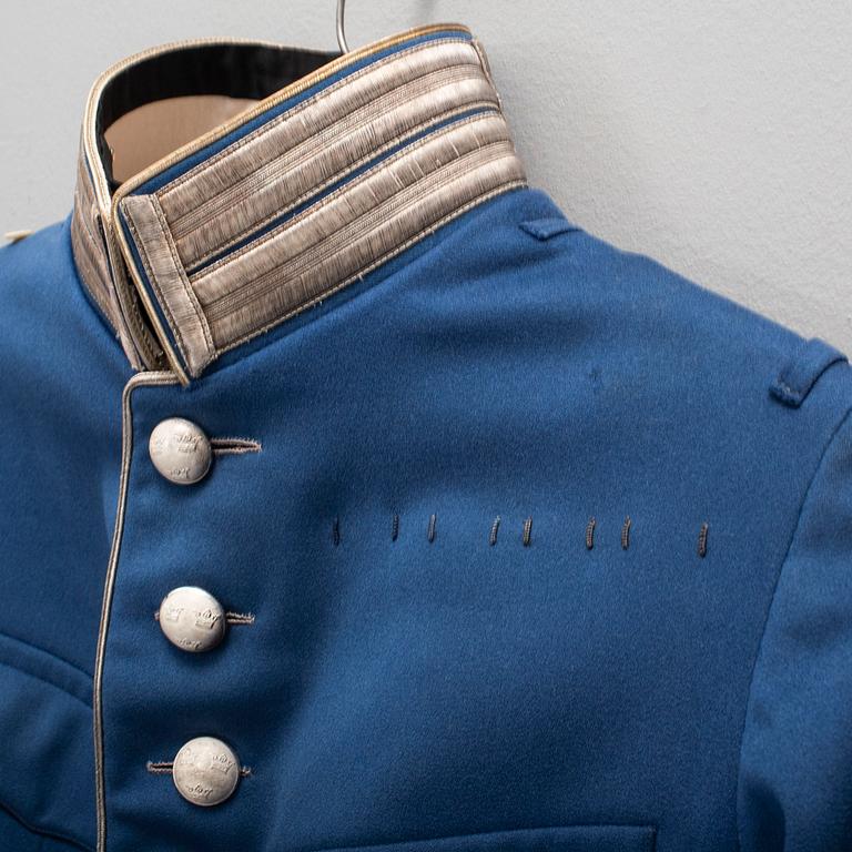 VAPENROCK, svensk, m/1895 för officer vid Livregementet till häst.