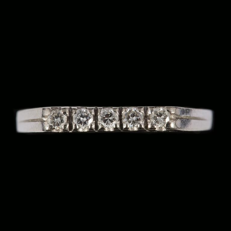 RING, 18 k vitguld med 5 briljantslipade diamanter, ca 0.25 ct. Vikt ca 2,3 g.
