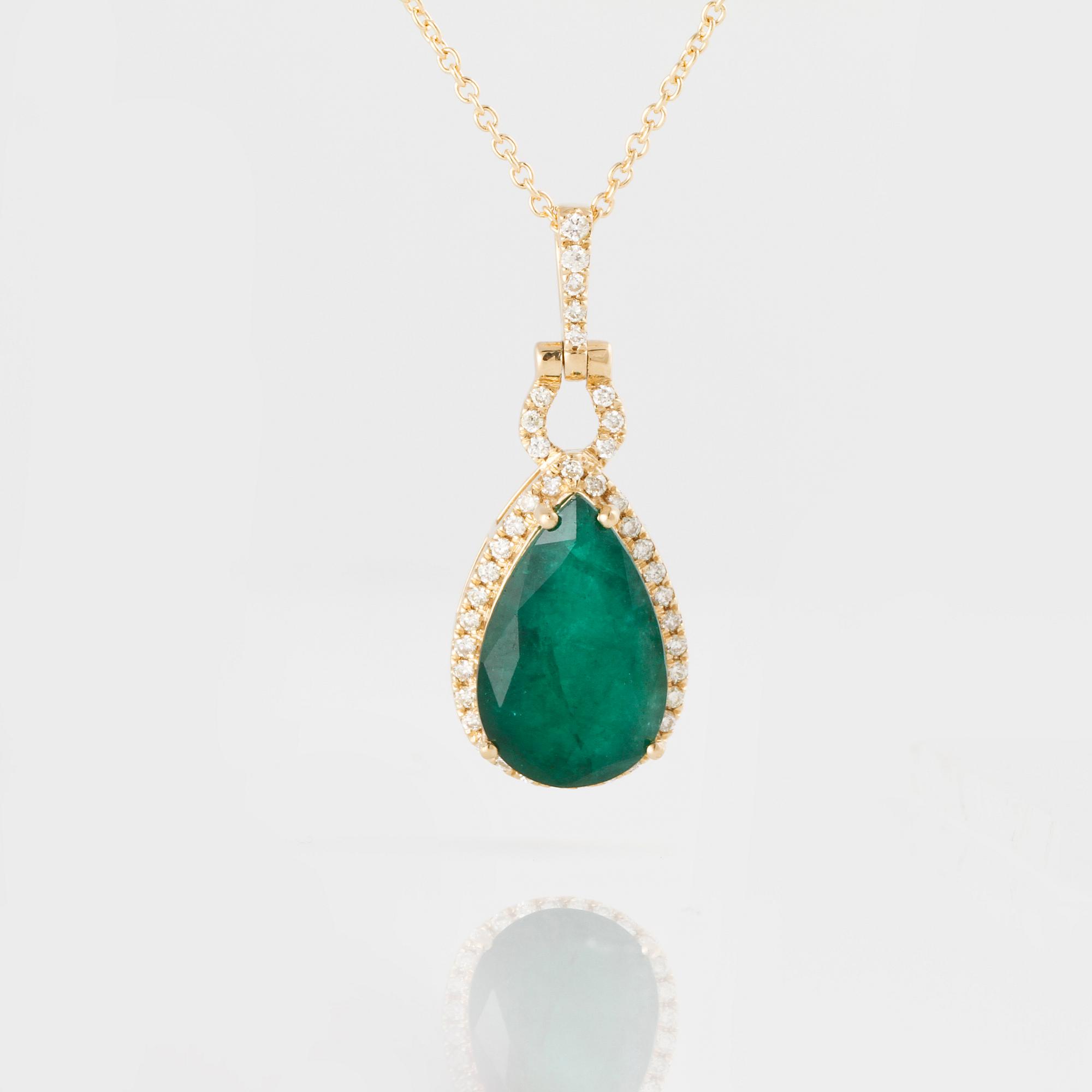 HÄNGE, med droppslipad smaragd ca 5.30 ct samt briljantslipade diamanter ca 0.30 ct.
