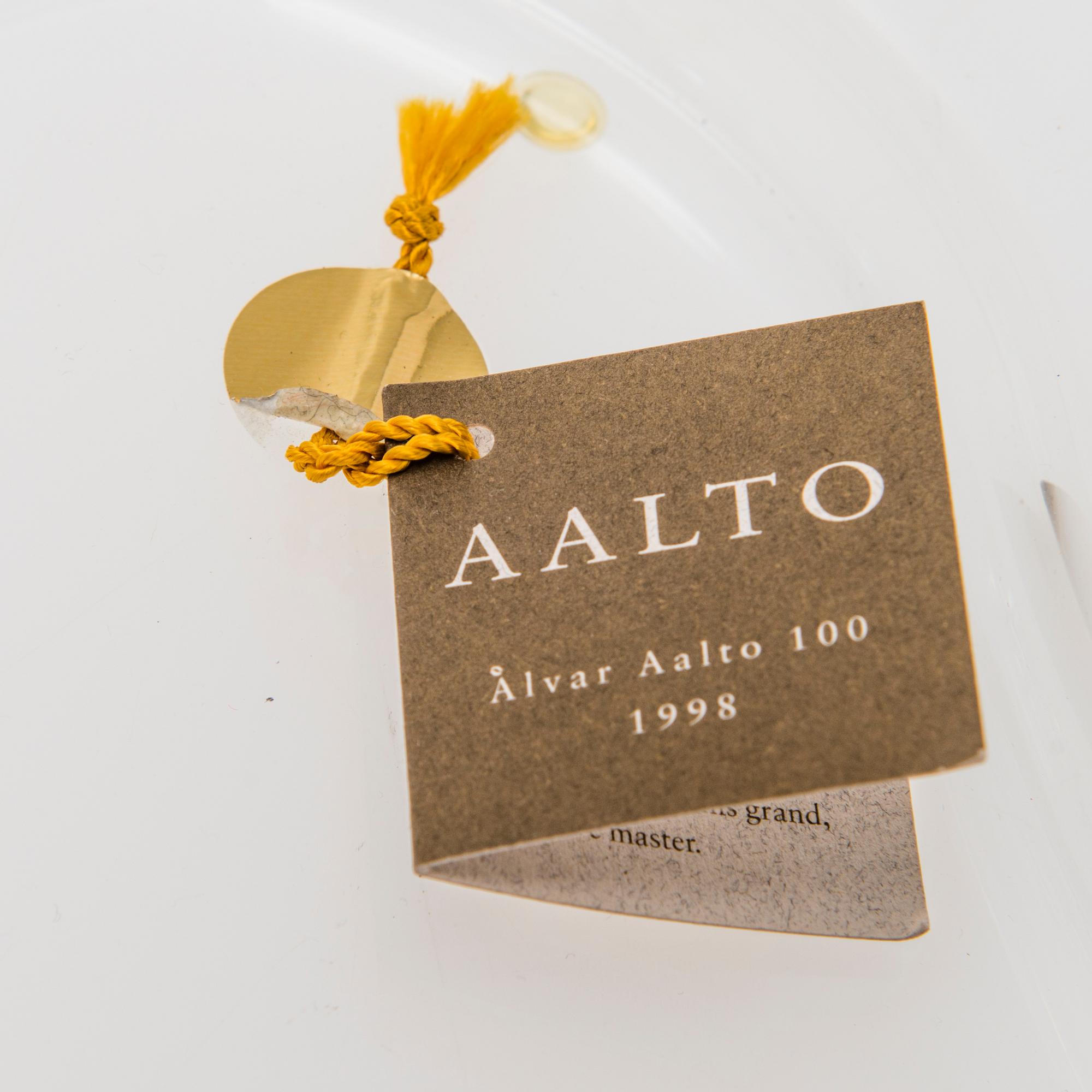 ALVAR AALTO, JUHLAVUOSIVATI, lasia, signeerattu ja numeroitu "Alvar Aalto 100 1998 Iittala 432/1998".