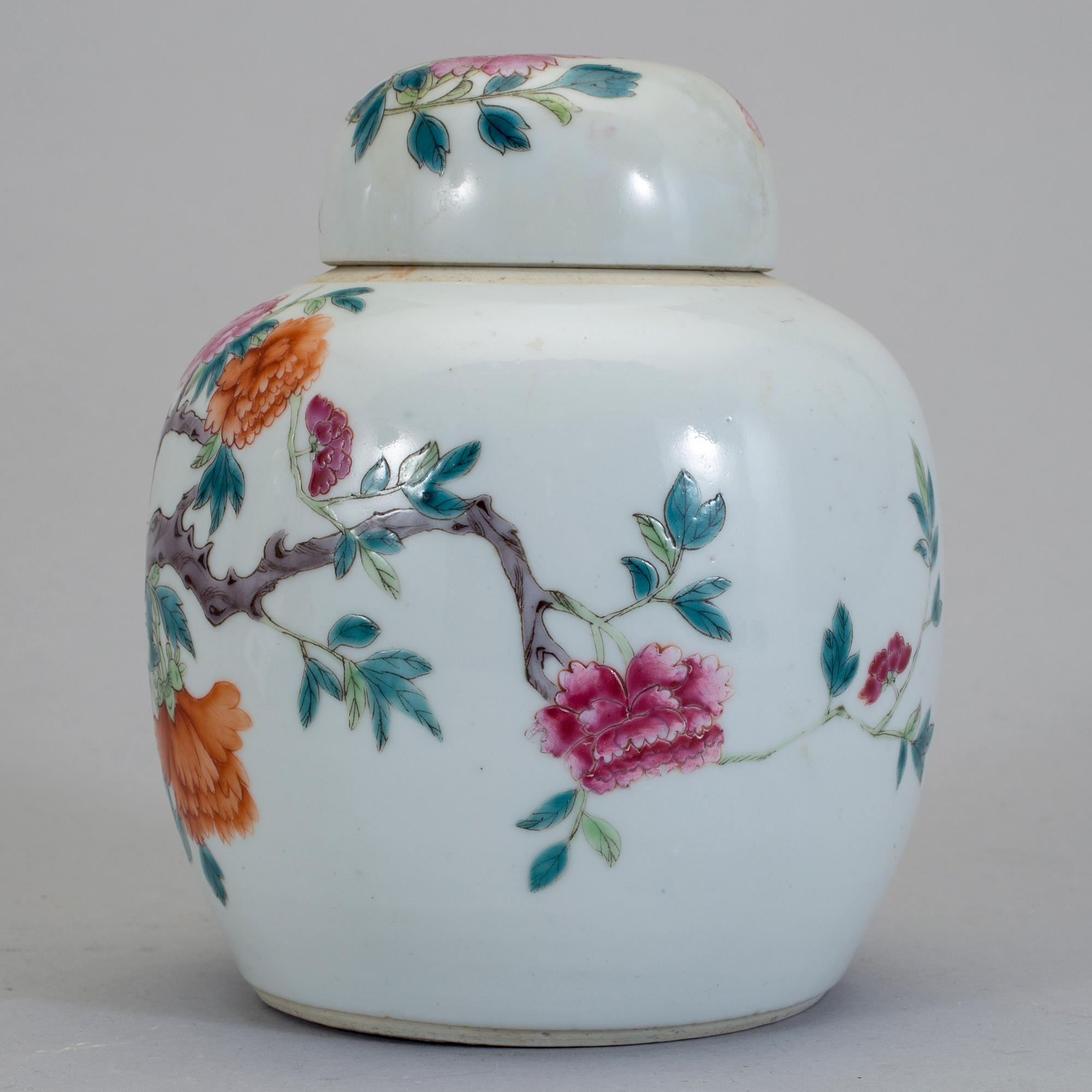 URNA med LOCK, porslin. Sen Qing dynasti, omkring 1900.