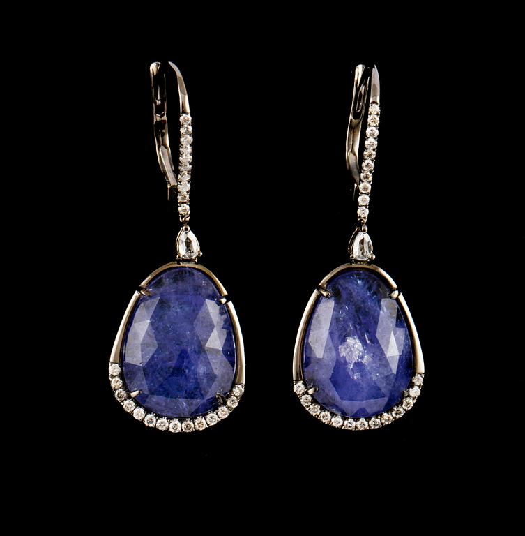 ÖRHÄNGEN, ett par, 8k guld med checkerslipade tanzaniter, 15.96 ct, samt dropp och briljantslipade diamanter. Vikt 8 g.