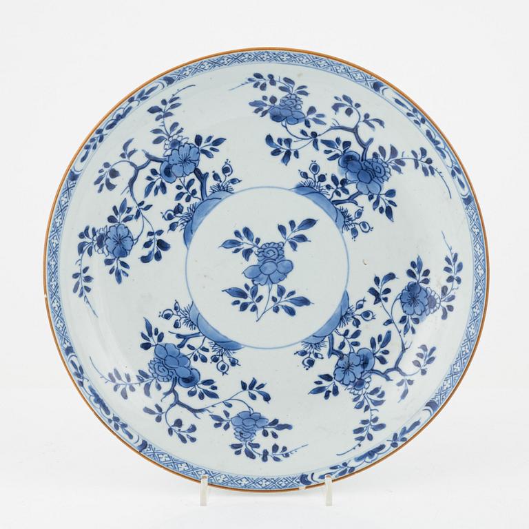 Vaser, ett par, Kina, Kangxi-stil, 1800-tal, Såssnipor, ett par, 17/1800-tal, samt ett fat, Kina, Qianlong (1736-95).