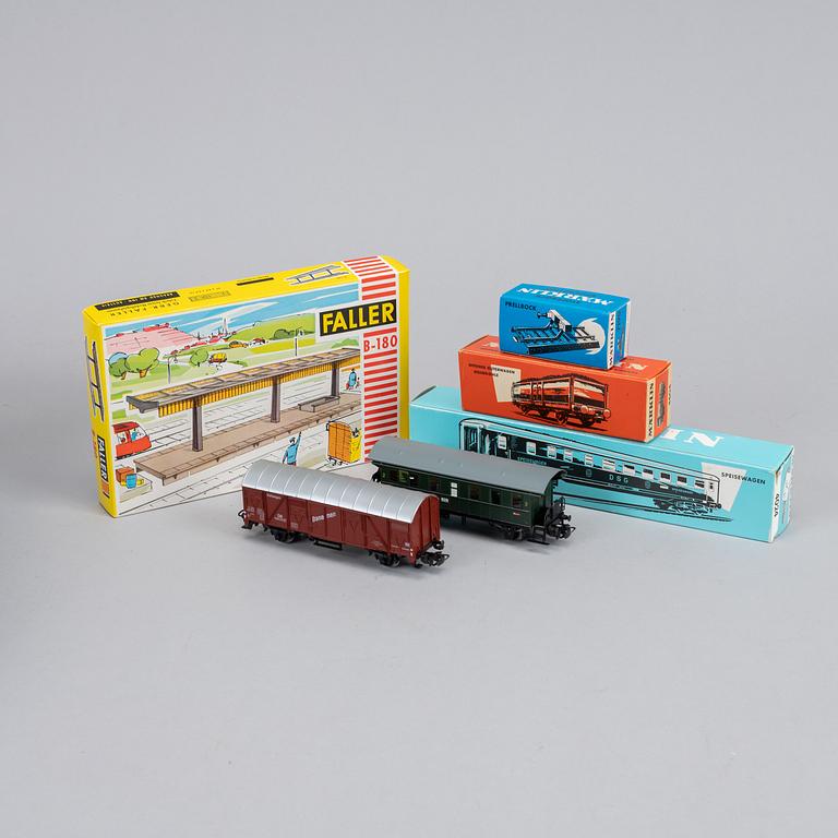 Märklin, a large collection of locomotives, wagons and accessories.