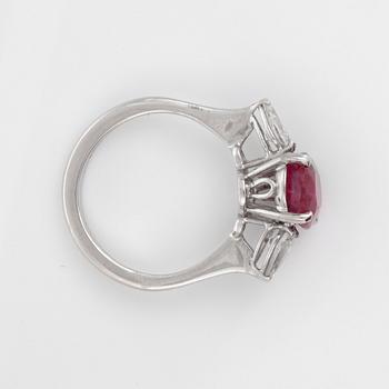 RING med obehandlad rubin 4.11 ct och droppslipade diamanter totalt ca 0.50 ct.