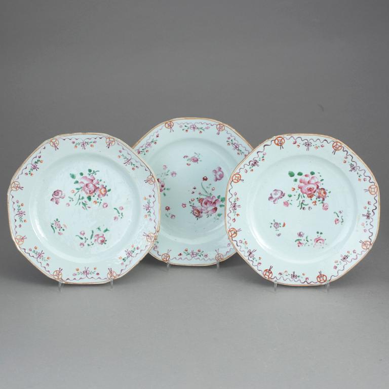 TALLRIKAR, 3 st, porslin, Kina, Qingdynastin, 1700-tal.