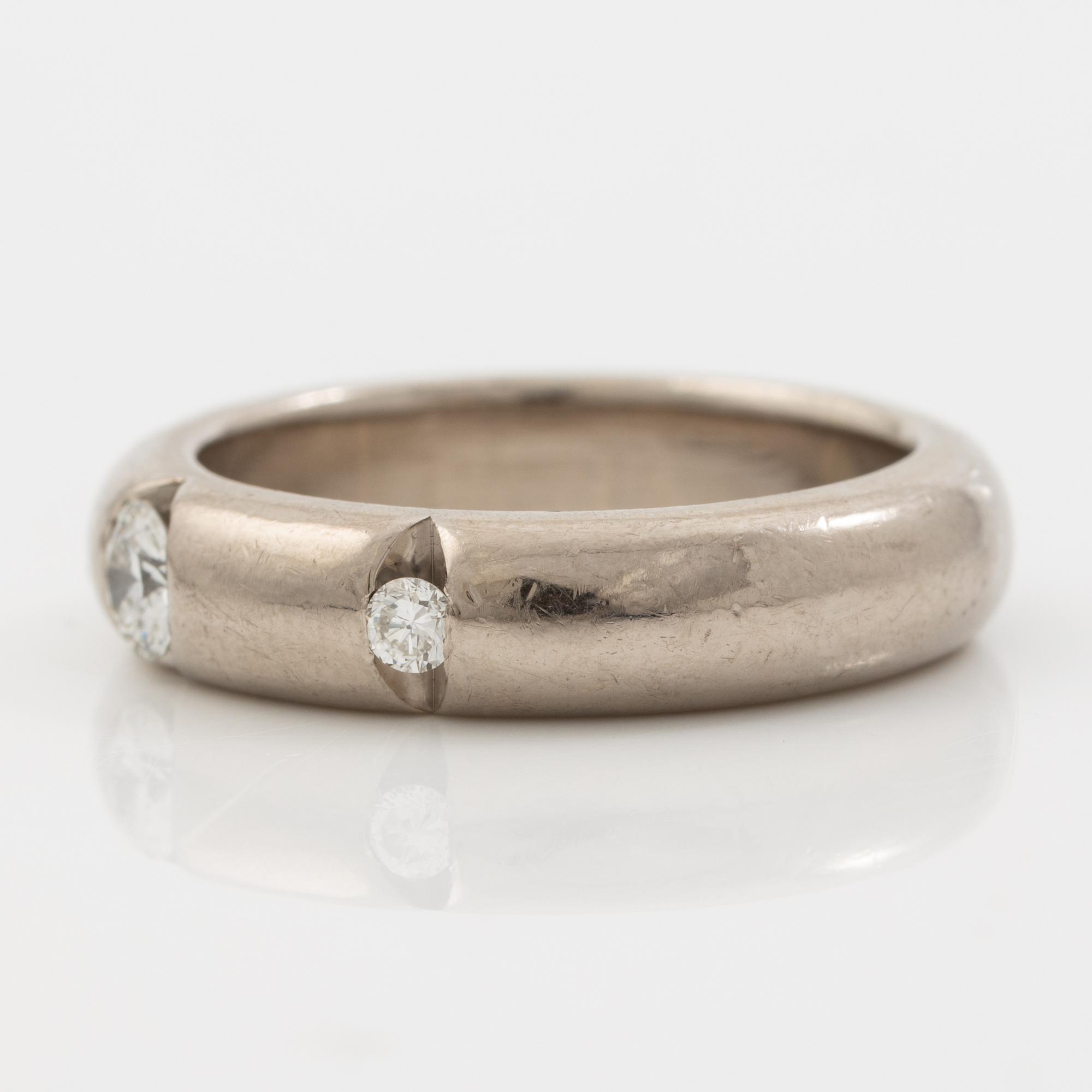 Ring 18K white gold with three round brilliant-cut diamonds, Engelbert.