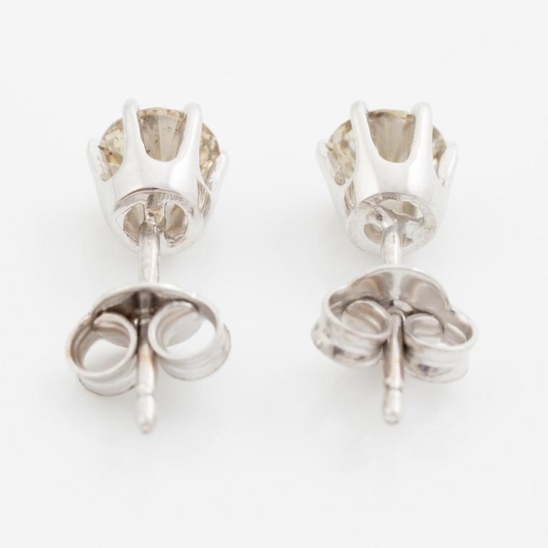 Örhängen, ett par, 14K vitguld med bruntonade briljantslipade diamanter.