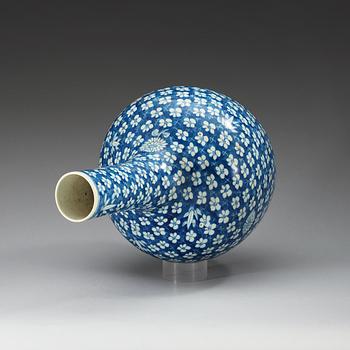 A blue and white vase, Qing dynasty, 19th Century, with Qianlongs seal mark.