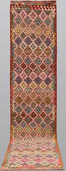 A Kilim runner, approx. 395 x 88 cm.