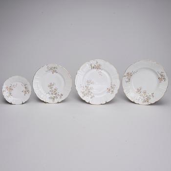 SERVIS, 77 delar, porslin, troligen Bavaria, Tyskland 1800-talets slut.