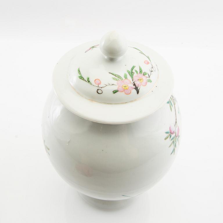 Lock urn China, 19th century porcelain.