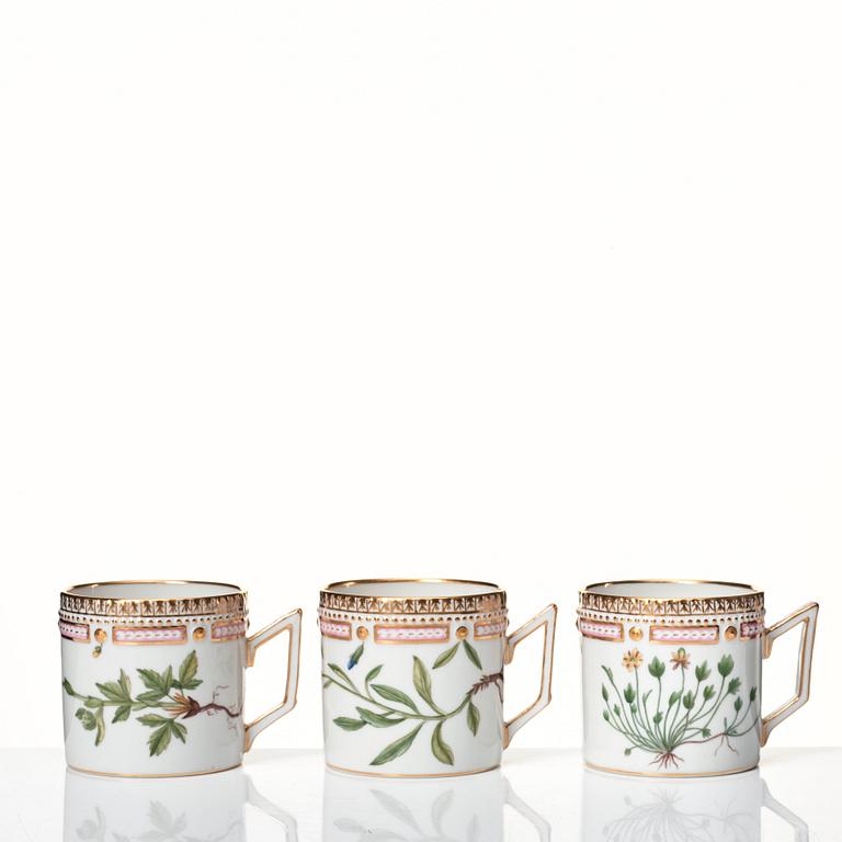 Koppar med fat, 12 stycken, porslin. Royal Copenhagen, "Flora Danica", Danmark, 1900-tal.