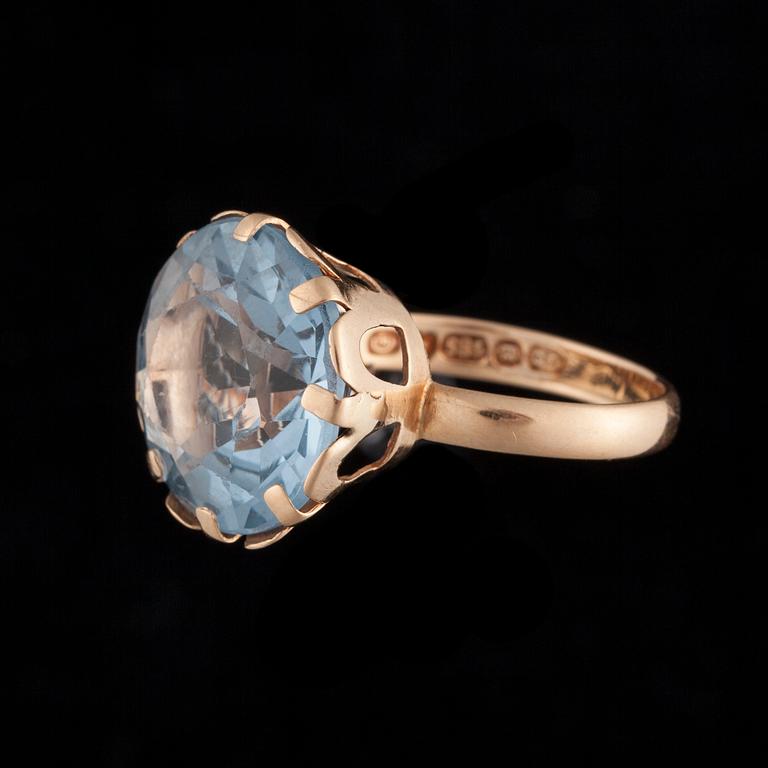 ARMRING, 14K guld, syntetisk spinell, N. Westerback 1952. RING, 14K guld, syntetisk spinell, UN Åbo 1969. Vikt tot. 19g.
