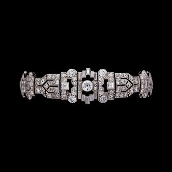 937. ARMBAND, gammal- square- och baguetteslipade diamanter, tot. ca 15 ct. 1930-tal.