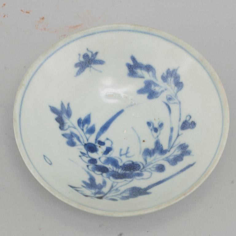 A blue and white bowl, Transition, 17th century.