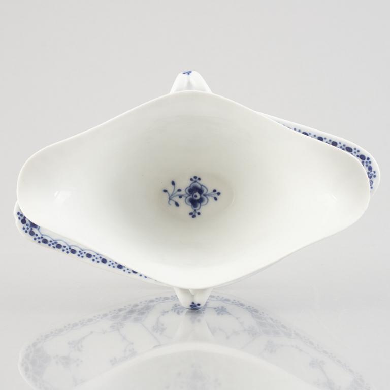 A 'Blue Fluted half lace' / 'Musselmalet' porcelain sauce boat, Royal Copenhagen, model 585, 1898-1923.