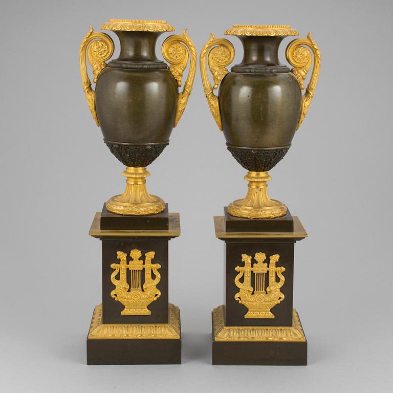 URNOR PÅ FOT, ett par. Brons, empire, 1800-talets andra kvartal.