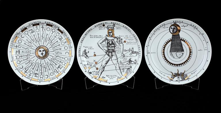 TALLRIKAR, 3 st, porslin, "Astronomici", Fornasetti, 1900-talets andra hälft.