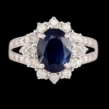 RING, 10 k vitguld, safir ca 3.15 ct. briljantslipade diamanter tot ca 0.70 ct.