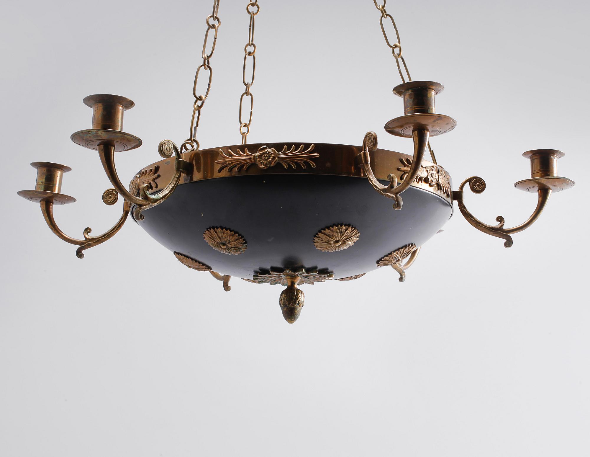 TAKAMPEL, empirestil, 1900-talets första hälft. Höjd 53 cm.