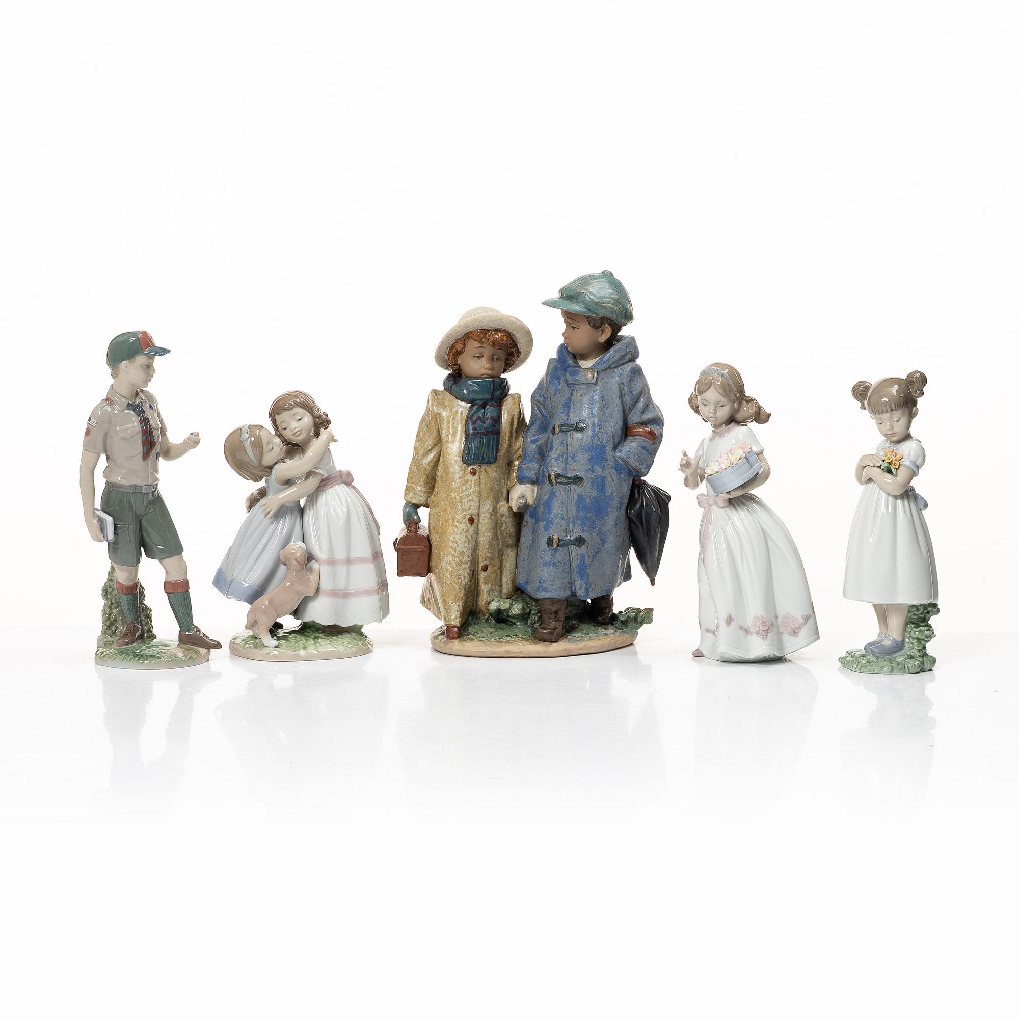 Lladró, 5 figuriner, " Flowers for mommy", "For a special someone", "Gime me a hug", "Classic scout", " Off to school".