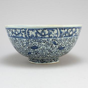 A large blue and white bowl, Ming dynasty (1368-1644).