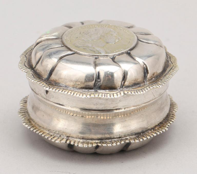 KYRKDOSA, silver, Henrik Ruthenbeck, Uddevalla, verksam 1794-1819. Vikt ca 39 gram.