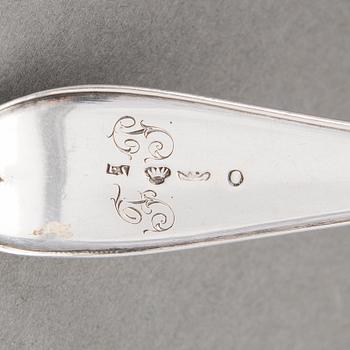 BESTICK , silver, 5 st, sk Gammalsvensk modell och Musslan, finska stämplar från 1800-talet och en från 1952.