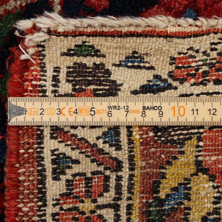 Matta, semiantik Bakthiari, Västra Iran ca  208 x 143 cm.