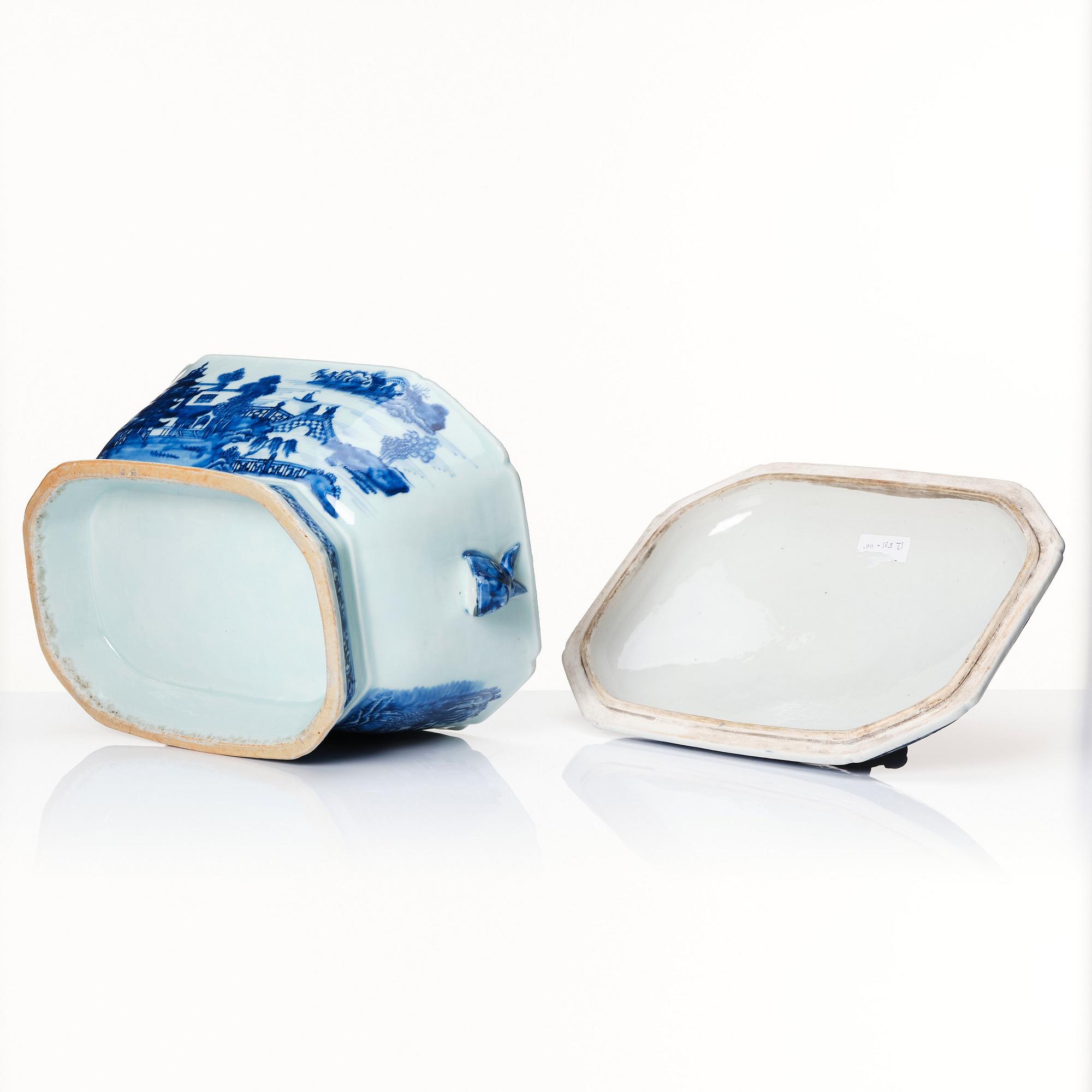 A blue and white tureen with cover, Qing dynasty, Qianlong (1736-95).