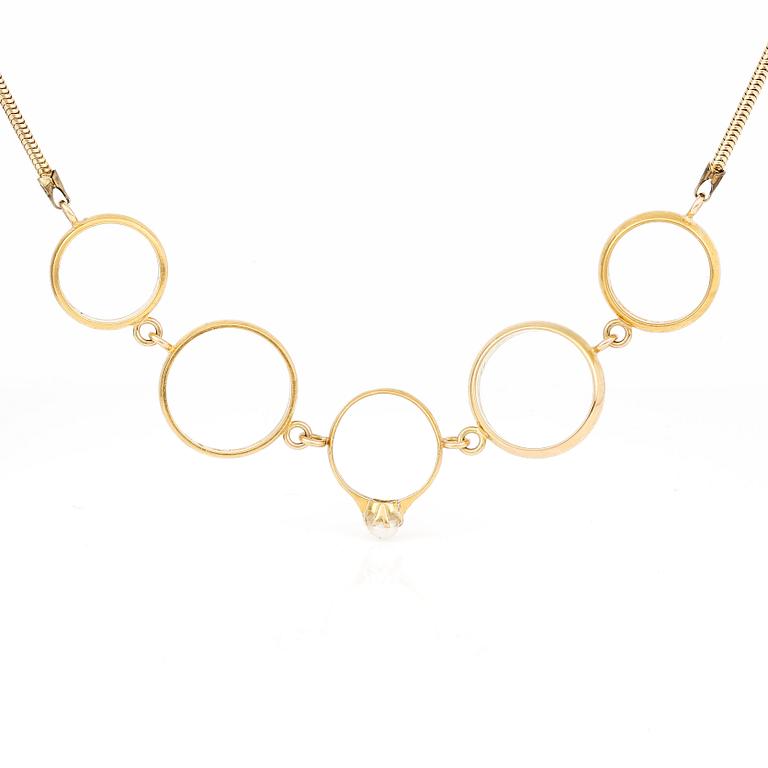 HALSSMYCKE, tillverkad av fem ringar, en med odlad pärla, 18K och 23K guld.